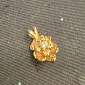 This elegant 14kt Gold and diamond Floral Pendant Necklace is beautiful